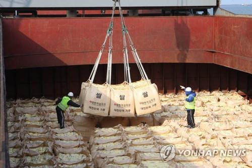 ２０１０年、北朝鮮に送るため韓国の群山港で船積みされたコメ。当時は水害で被害を受けた北朝鮮住民のためにコメを無償支援した（資料写真）＝（聯合ニュース）