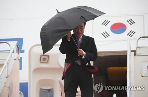 羽田空港に到着した李首相＝２２日、東京（聯合ニュース）