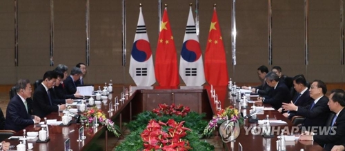 会談する文大統領（左端）と李首相（右から２人目）＝２３日、成都（聯合ニュース）