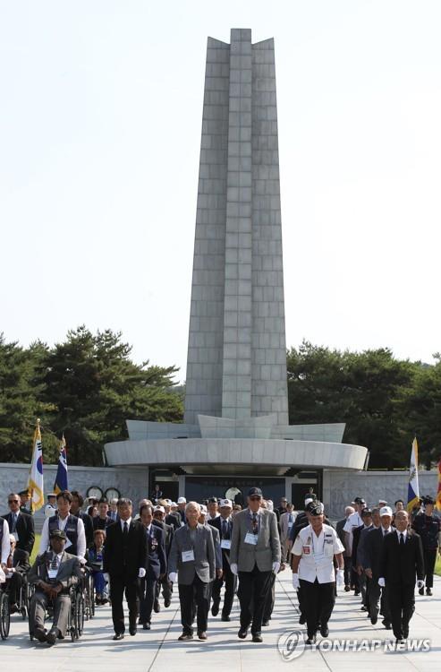 韓国国立墓地　外国人参拝者向けに１０カ国語で案内