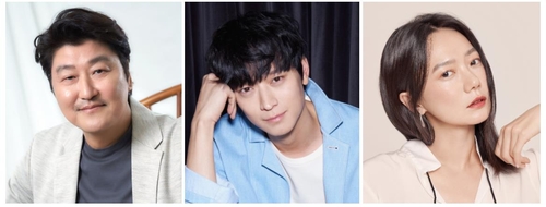 左からソン・ガンホ、カン・ドンウォン、ペ・ドゥナ（ＣＪエンターテインメント、ＹＧエンターテインメント、ジョルジオアルマーニビューティ―提供）＝（聯合ニュース）≪転載・転用禁止≫