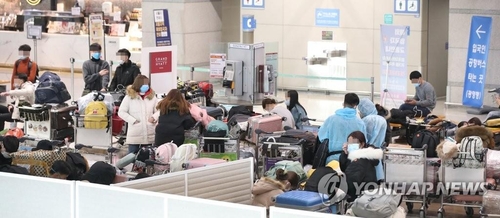 仁川空港の指定の場所で待機する入国者＝（聯合ニュース）