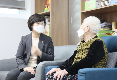 韓国新女性家族相が慰安婦被害と面会　「意思反映されるよう努力」