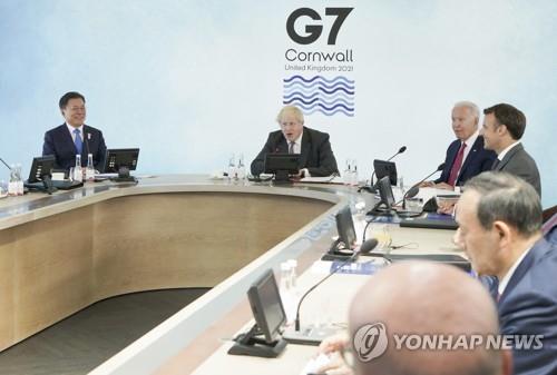 Ｇ７首脳会議の第１セッションに出席した文在寅（ムン・ジェイン）大統領（左）＝１２日、コーンウォール（聯合ニュース）