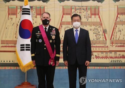 文大統領　離任の在韓米軍司令官に勲章