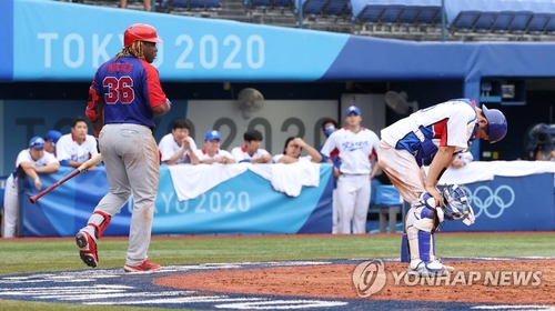 韓国は１点リードの八回、一挙５点を奪われて逆転を許した。うなだれる韓国の捕手・梁義智（ヤン・ウィジ、ＮＣ）＝７日、横浜（聯合ニュース）