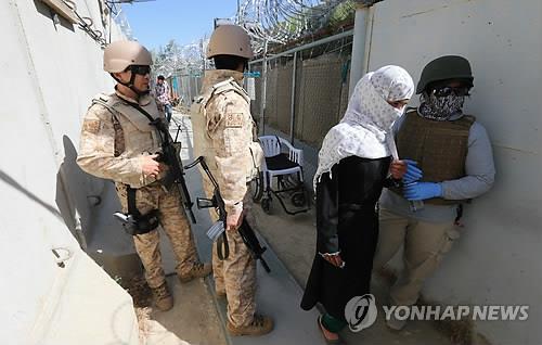 アフガニスタンの基地内にある韓国の病院に向かう現地の住民（資料写真）＝（聯合ニュース）