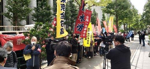 東京の三菱重工本社前で被害者に対する謝罪と賠償を求め、デモを行う日本の市民団体（資料写真）＝（聯合ニュース）