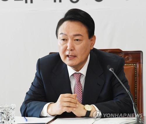政権引き継ぎ委員会の幹事会議を行う尹氏（国会写真記者団）＝２２日、ソウル（聯合ニュース）