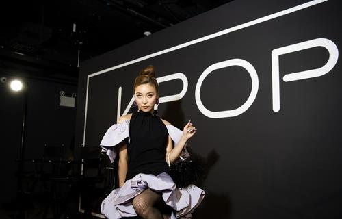 記者会見でポーズを取るルナ（ニューヨーク韓国文化院提供）＝（聯合ニュース）≪転載・転用禁止≫