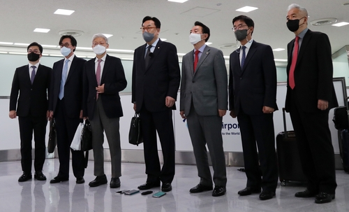 韓国の尹錫悦次期大統領が日本に派遣した「政策協議代表団」＝２４日、成田（聯合ニュース）