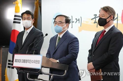国家安保室の改編について説明する金聖翰氏（中央、政権引き継ぎ委員会写真記者団）＝１日、ソウル（聯合ニュース）