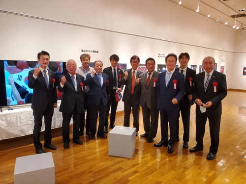 開幕式に参加した姜昌一（カン・チャンイル）駐日韓国大使（左から４人目）ら両国の関係者＝２６日、東京（聯合ニュース）