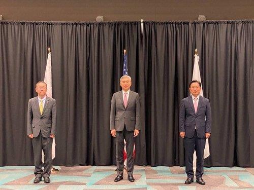 ２月１０日、ハワイ・ホノルルで会談した（右から）魯圭悳（ノ・ギュドク）朝鮮半島平和交渉本部長（当時）、キム氏、船越氏＝（聯合ニュース）