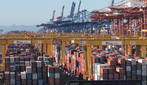 コンテナが積み重なる貿易港（資料写真）＝（聯合ニュース）