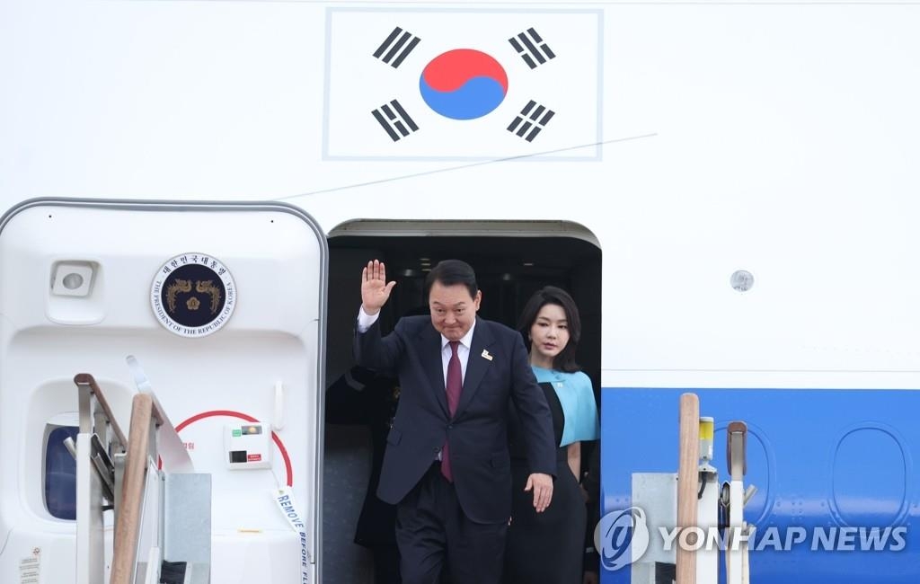 専用機でソウル空港（軍用空港）に到着した尹大統領夫妻＝１日、城南（聯合ニュース）