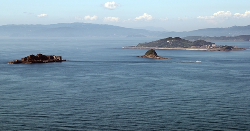 端島（左）と高島（右奥）。６月３０日撮影＝（聯合ニュース）