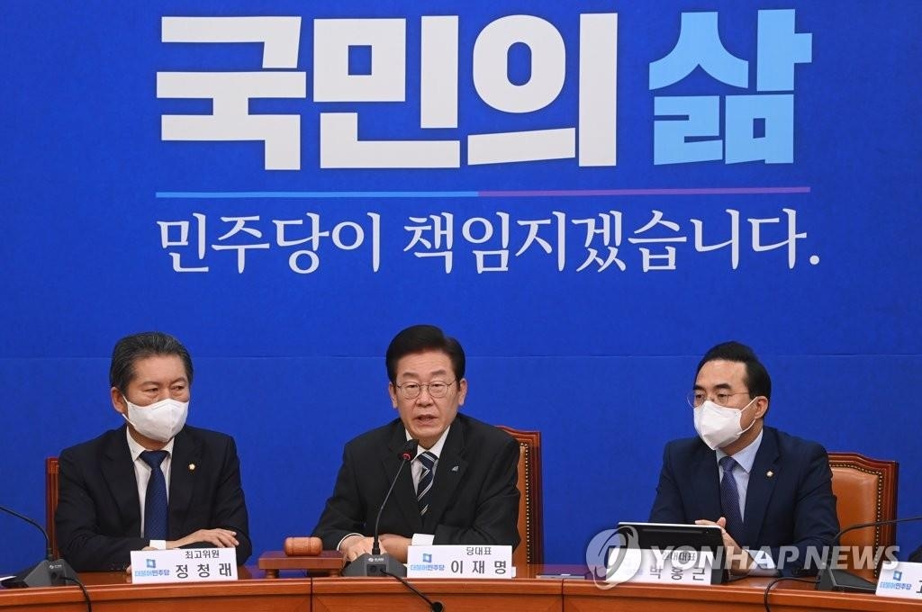 国会で開かれた共に民主党の最高委員会議で発言する李氏（国会写真記者団）＝７日、ソウル（聯合ニュース）
