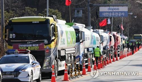 大韓送油管公社ソウル支社の前にストに参加する組合員のタンクローリーが並んでいる＝３０日、城南（聯合ニュース）