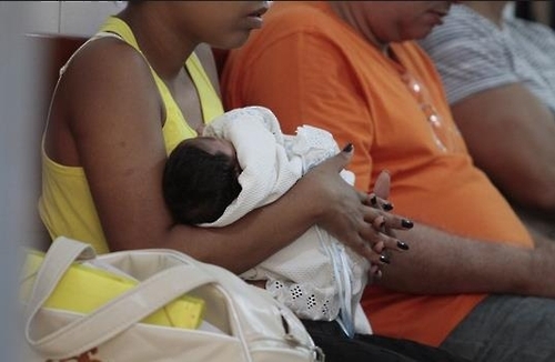 브라질에서 지카 감염 임신부에 대한 낙태 허용 문제를 놓고 논란이 벌어지고 있다.