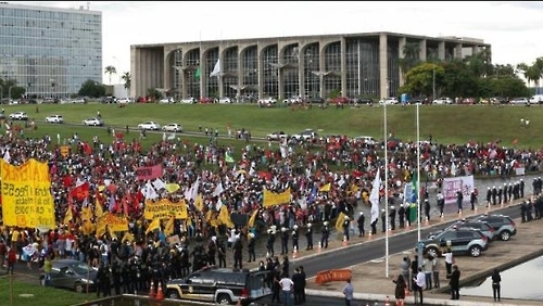 브라질리아에서 벌어진 긴축 반대 시위[출처:브라질 시사주간지 이스투에]