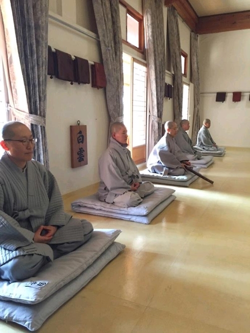 (울산=연합뉴스) 김기훈 기자 = 울산 석남사 금당선원에서 동안거 수행 중인 스님들이 죽비 소리에 맞춰 선정(禪定)에 들고 있다. 2017.2.7.kihun@yna.co.kr