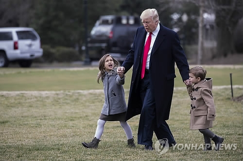 도널드 트럼프 대통령, 손주들과 즐거운 시간[자료사진]