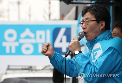 '엄지척' 하고 '폴더인사' 하고…대선후보 유세대결 스타트 - 4