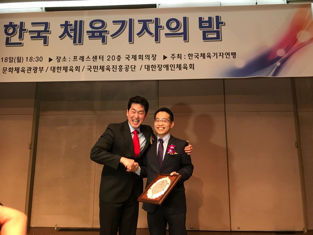 이길용 체육기자상을 받은 SBS 권종오 기자(오른쪽)