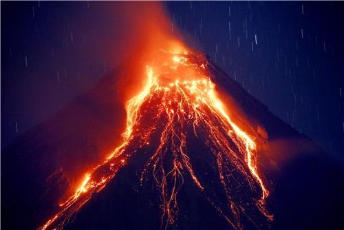 시뻘건 용암 분출하는 마욘 화산 (레가스피 AP=연합뉴스) 23일 오전(현지시간) 필리핀 중부 알바이주에 있는 2천472ｍ의 마욘 화산이 용암을 분출하고 있다. 