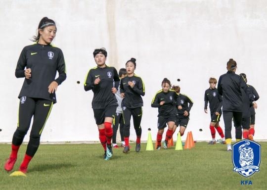요르단 암만에서 훈련 중인 여자축구 대표팀 선수들