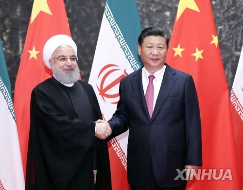 하산 로하니 이란 대통령(좌)와 시진핑 중국 국가주석[신화=연합뉴스자료사진]