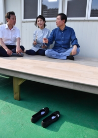 
박원순 서울시장이 한달간 생활할 삼양동 옥탑방 앞 평상