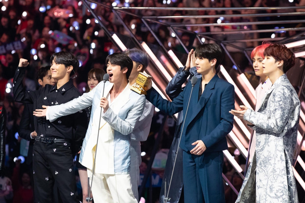 '2018 MAMA'에서 대상 등 4관왕 오른 방탄소년단 