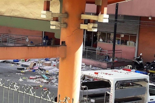 사제폭탄이 폭발한 필리핀 코타바토시의 백화점 입구 