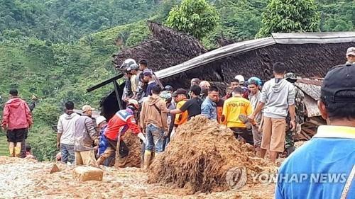 산사태가 덮친 인도네시아 수카부미 지역. [로이터=연합뉴스]