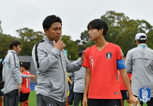 허정재 U-19 여자축구대표팀 감독(왼쪽)이 조미진과 대화하고 있다.