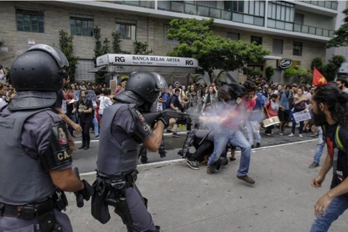 경찰이 시위대를 향해 최루탄과 고무탄을 쏘고 있다. [브라질 뉴스포털 UOL]