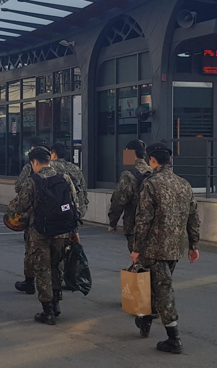 22일 오전, 경기도 포천시 일동터미널 주변으로 인근 부대 군인들이 지나가고 있다.