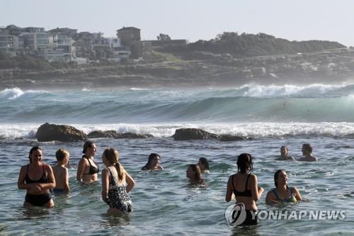 바다로 풍덩…사상 최악의 폭염 피해 바다로 뛰어든 호주 시드니시민들
