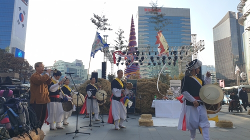 "평화와 상생의 100년 기원"…서울 도심서 밧줄 꼬기 행사