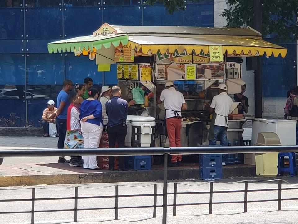 카라카스 도심 로스 코르티호스 거리에 있는 핫도그 가판. [연합뉴스] 