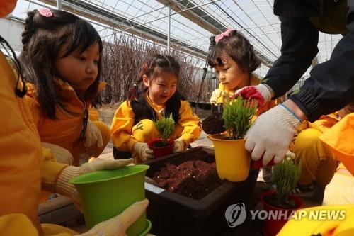 나무 심기 체험하는 어린이들