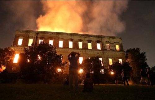 지난해 9월 브라질 리우데자네이루 국립박물관에서 대형 화재가 일어나 소장품 90% 정도가 불에 탔다. [브라질 일간 에스타두 지 상파울루]