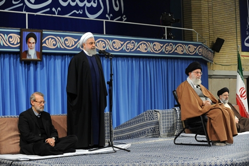 하산 로하니 이란대통령(서있는 이)과 아야톨라 하메네이 최고지도자(맨 앞)