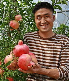 충청도 기업인, 전남 섬마을 이장들에게 책 선물한 까닭은