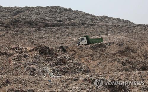 인도 뉴델리 동쪽 쓰레기 매립지 가지푸르의 2019년 6월 5일 현재 모습. [AFP=연합뉴스]