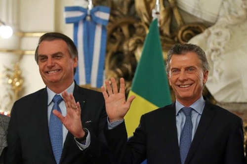 지난 6일 아르헨티나 수도 부에노스아이레스를 방문한 자이르 보우소나루 브라질 대통령(왼쪽)이 마우리시오 마크리 아르헨티나 대통령과 손을 흔들고 있다. [브라질 뉴스포털 UOL]