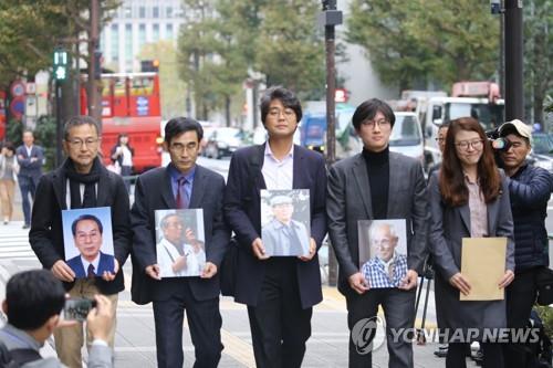 작년 11월 한국과 일본의 시민단체 활동가와 강제징용 소송 피해자 측 변호인이 도쿄 신일철주금(현 일본제철) 본사를 방문해 한국 대법원의 손해배상 판결 이행을 촉구하는 요청서를 전달하는 모습 [연합뉴스 자료사진] [2019.07.03 송고]
