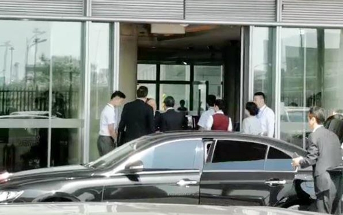 베이징 공항으로 들어서는 왕이 국무위원
